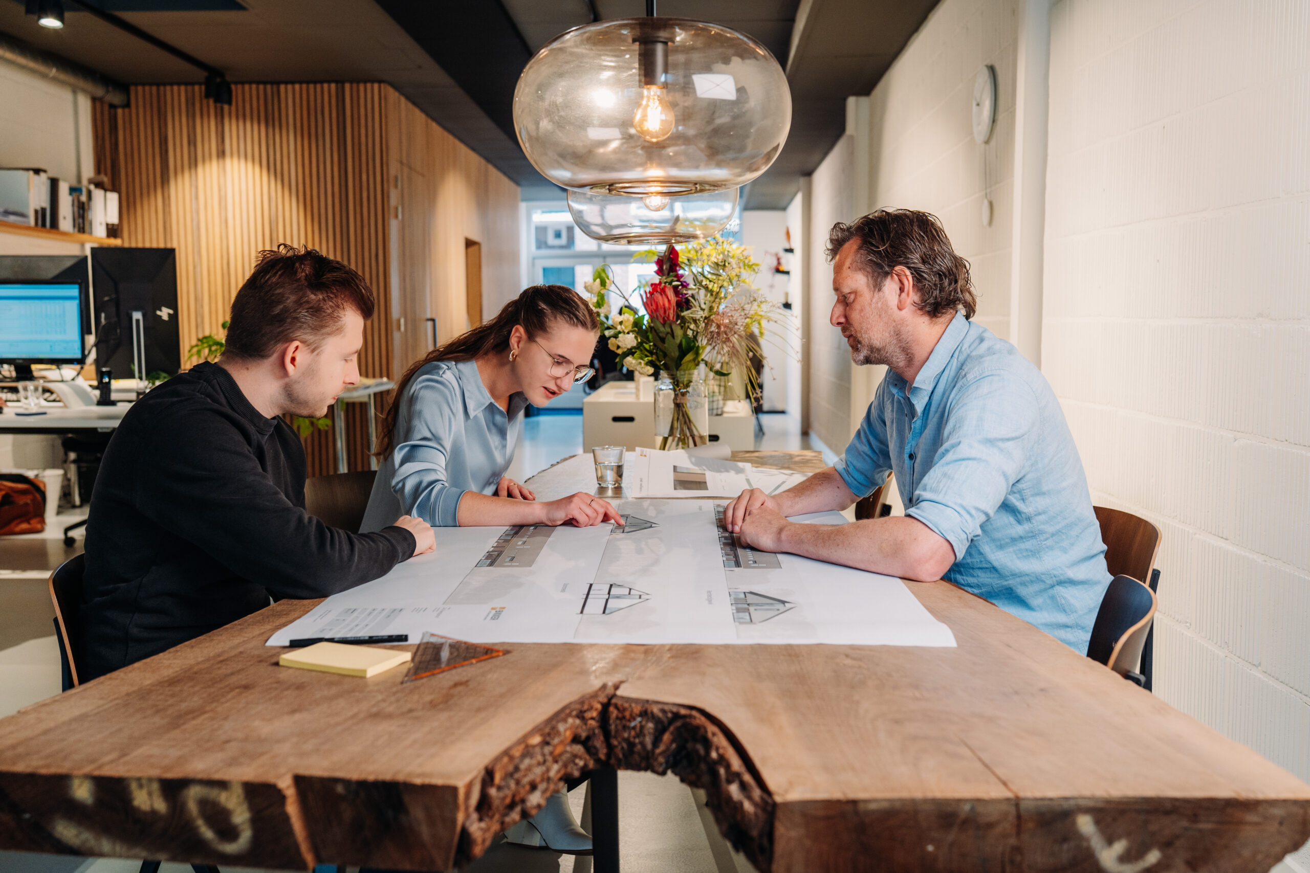 Collega's bespreken een project. Collega's bespreken een project.
