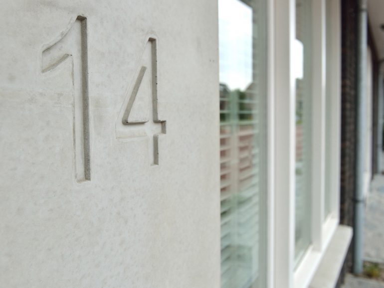 Huisnummer in het beton bij het CPO project in Maasland