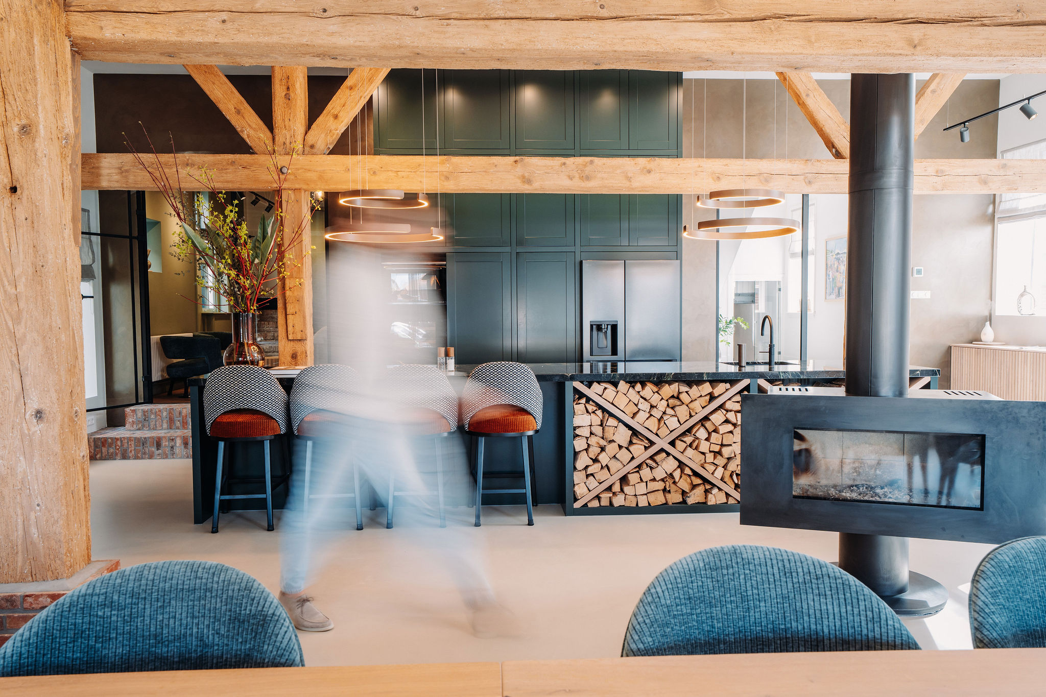 DekkerKozijnen 310326 35 De open ruimte die zo karakteristiek is voor de stalruimte van een boerderij is behouden en zorgt voor ruimtelijkheid. De houtkachel zorgt naast warmte ook voor extra huiselijke sfeer.