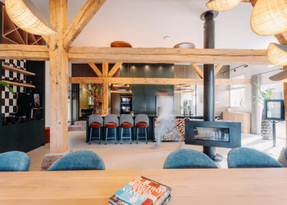 Voormalige stalruimte doet nu dienst als kantine en ruimte om gasten te ontvangen.