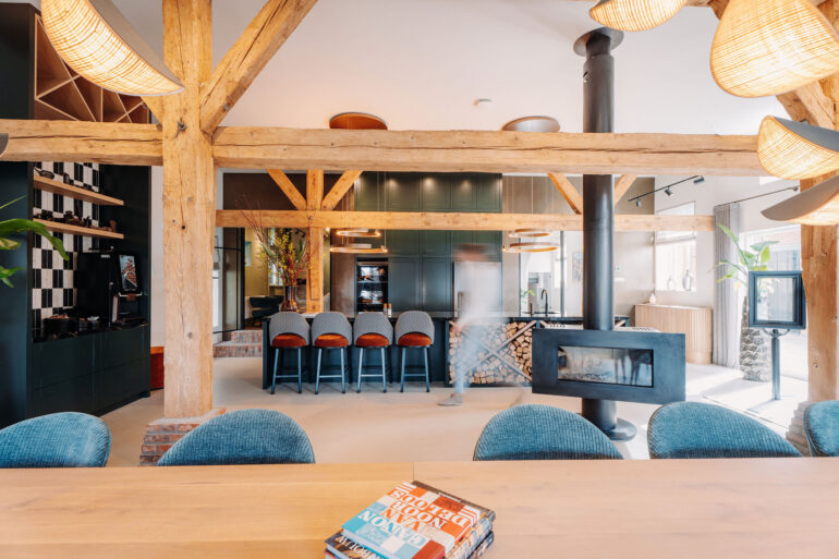 Voormalige stalruimte doet nu dienst als kantine en ruimte om gasten te ontvangen.