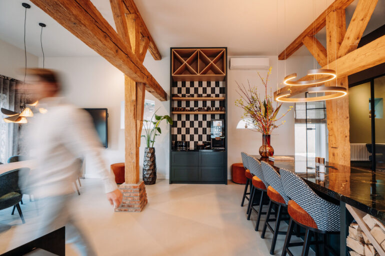 Voormalige stalruimte doet dienst als ontvangtruimte en kantine.