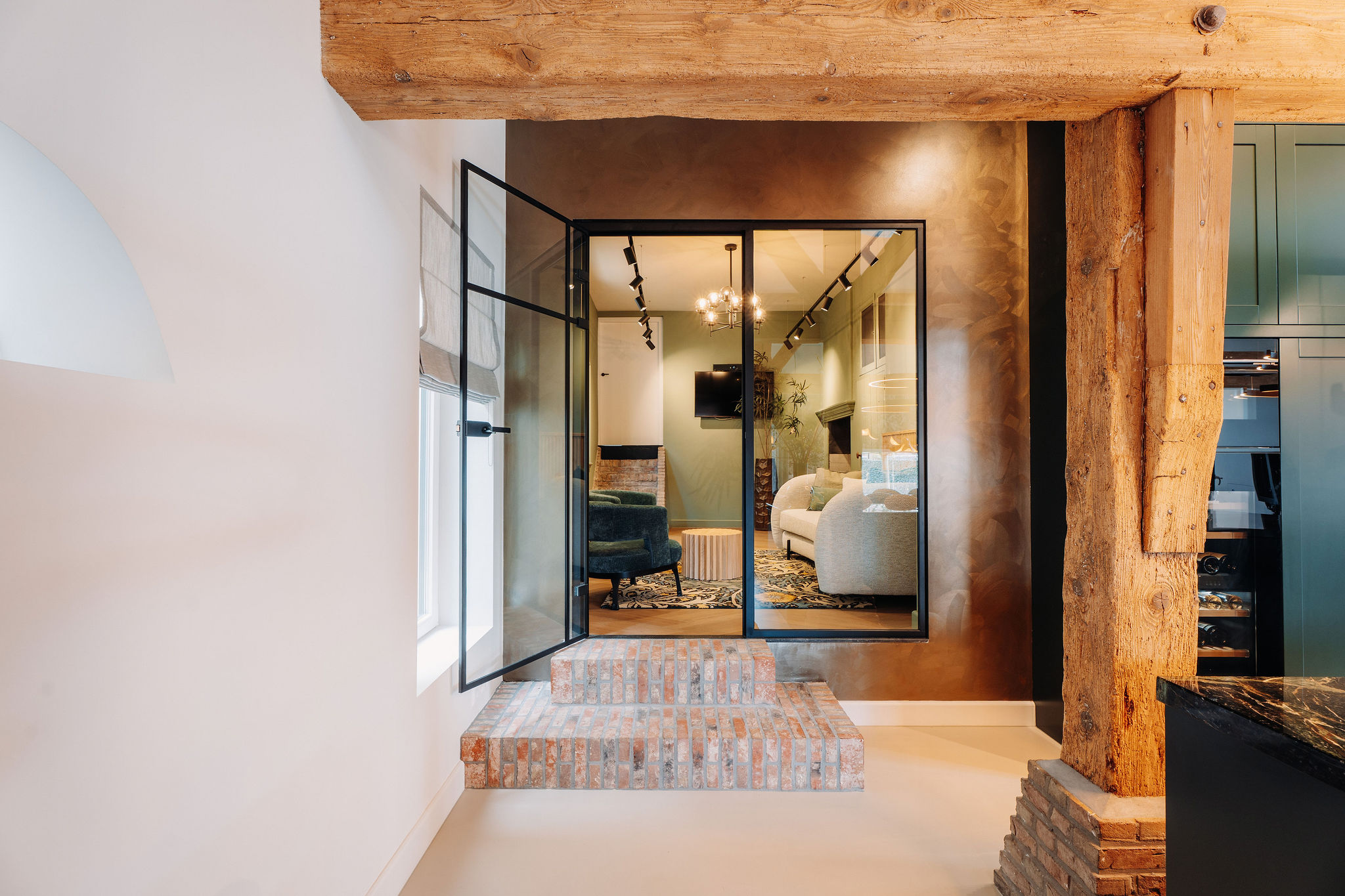 DekkerKozijnen 310326 39 Doorkijkje vanuit het voormalige achterhuis naar een zijkamer.