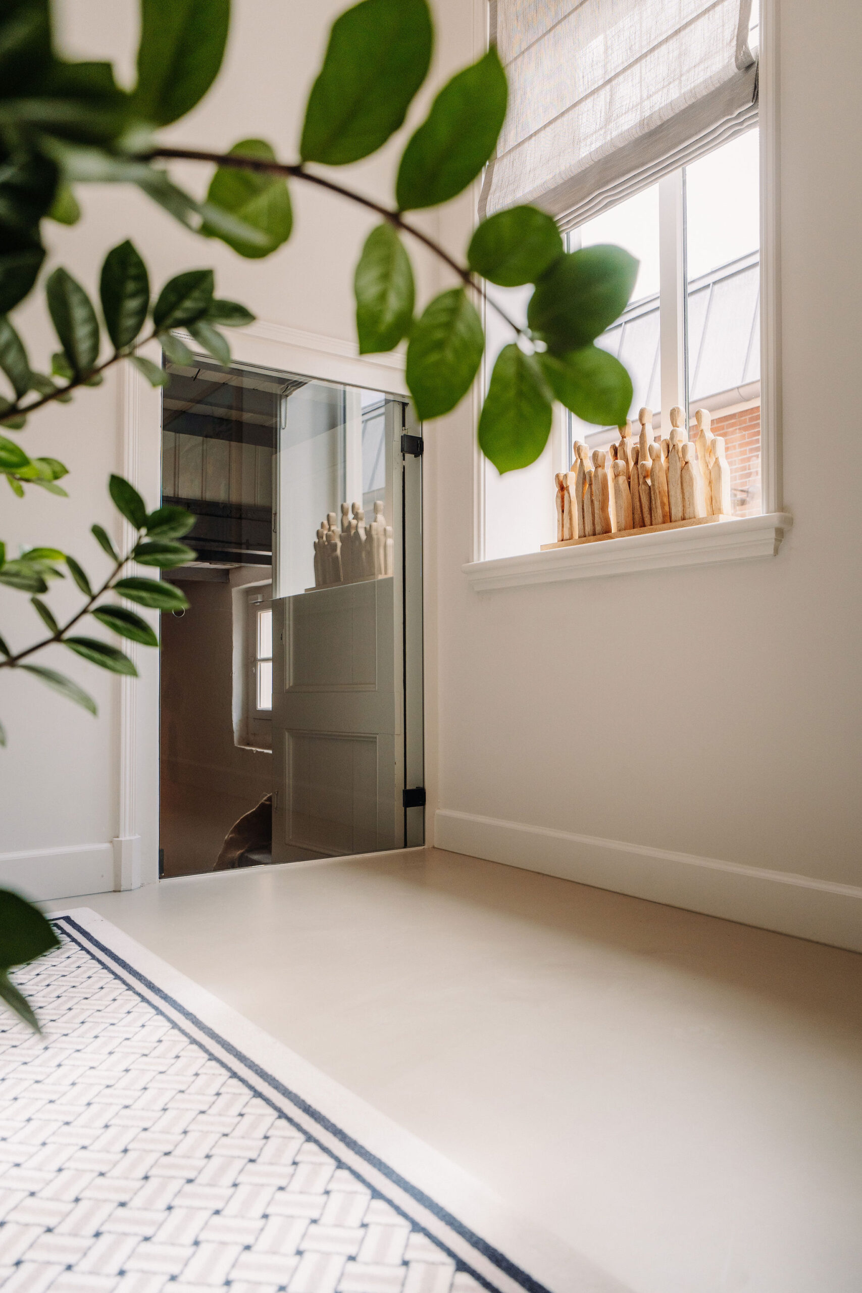 Authentieke kelder blijft zichtbaar dankzij glazen deur. Authentieke kelder blijft zichtbaar dankzij glazen deur.