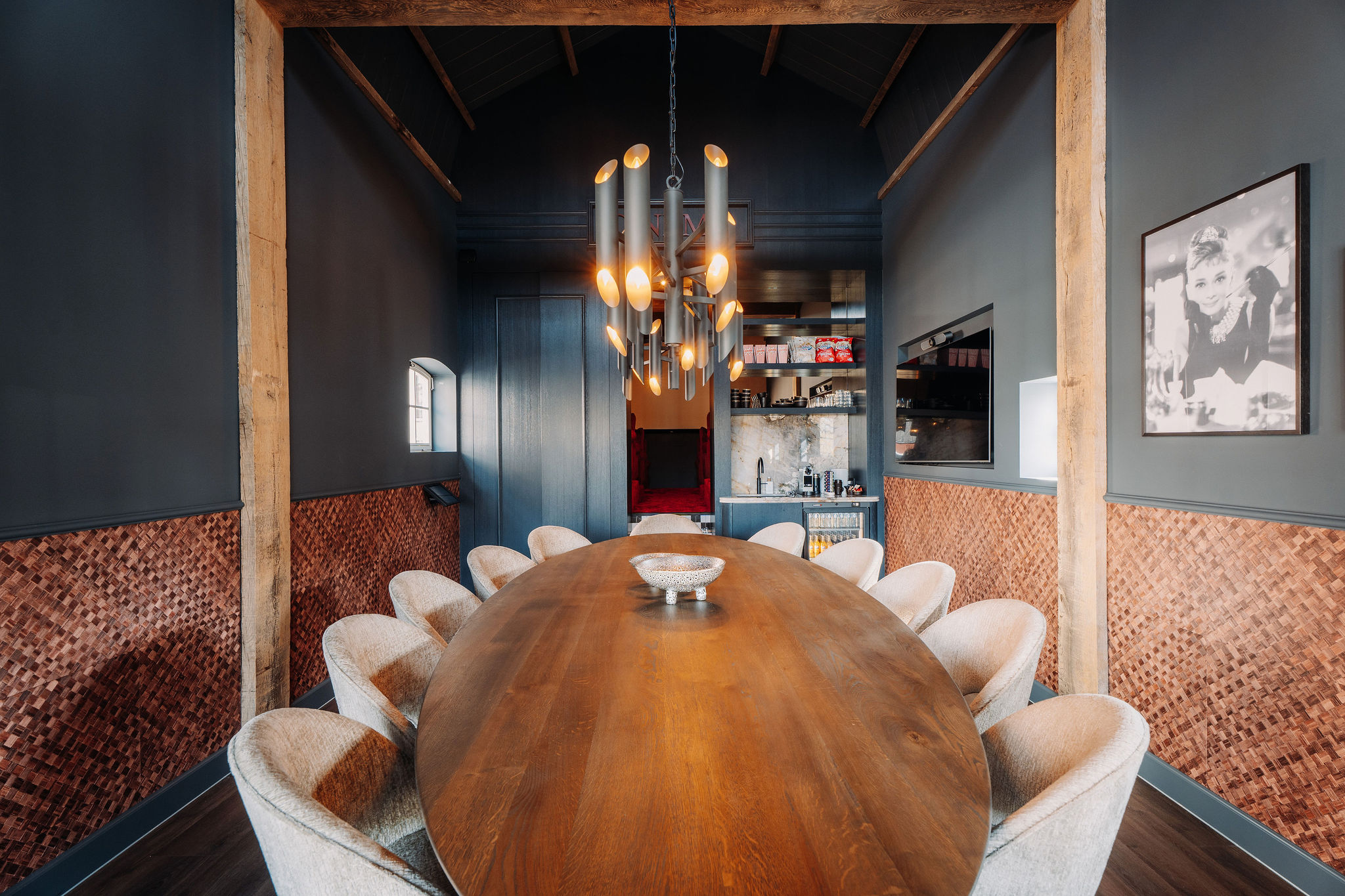 DekkerKozijnen 310326 56 Riante vergadertafel in de ruimte voor de filmzaal.