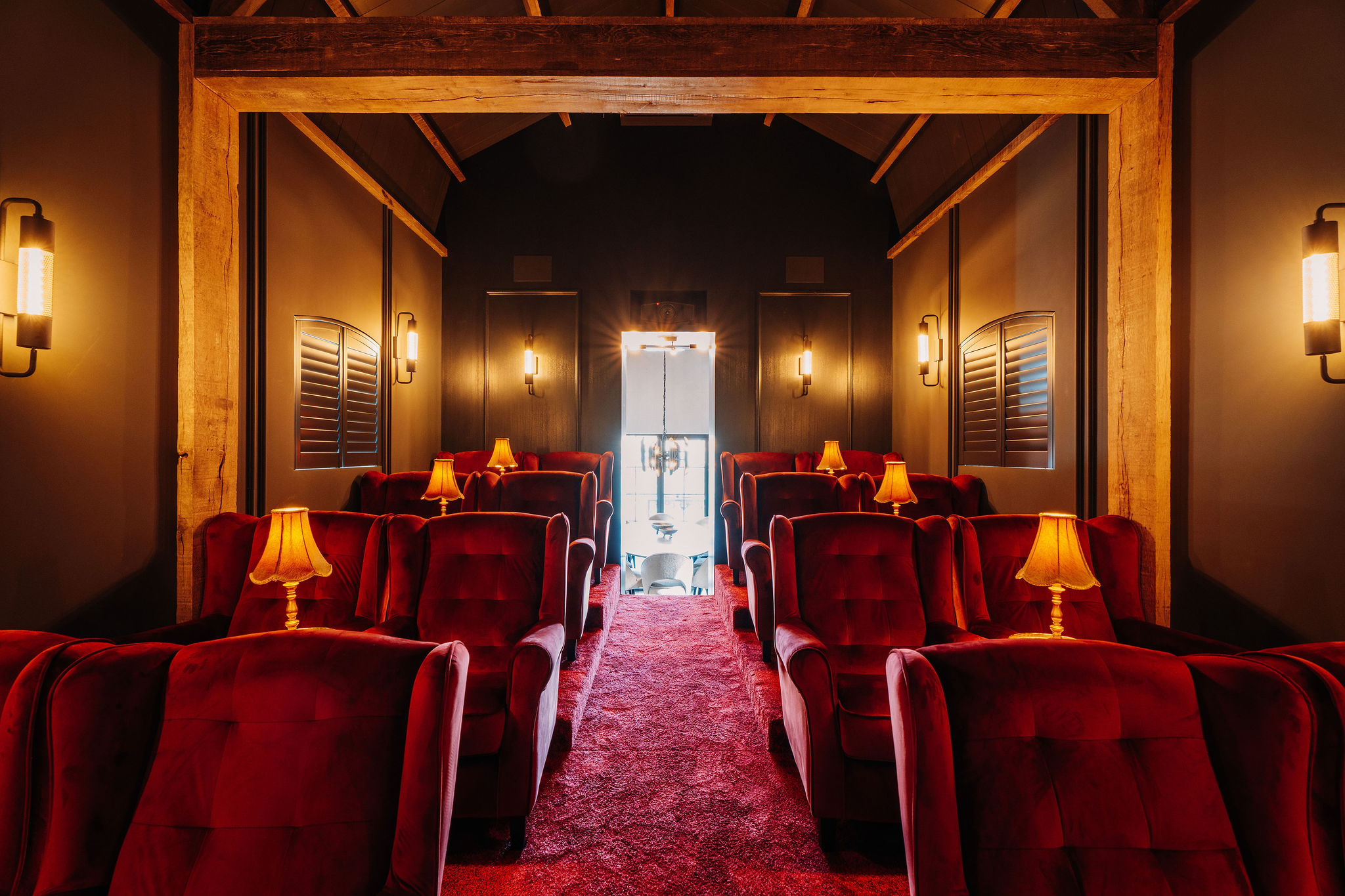 DekkerKozijnen 310326 58 Sfeervolle en intieme filmzaal in de voormalige schuur.