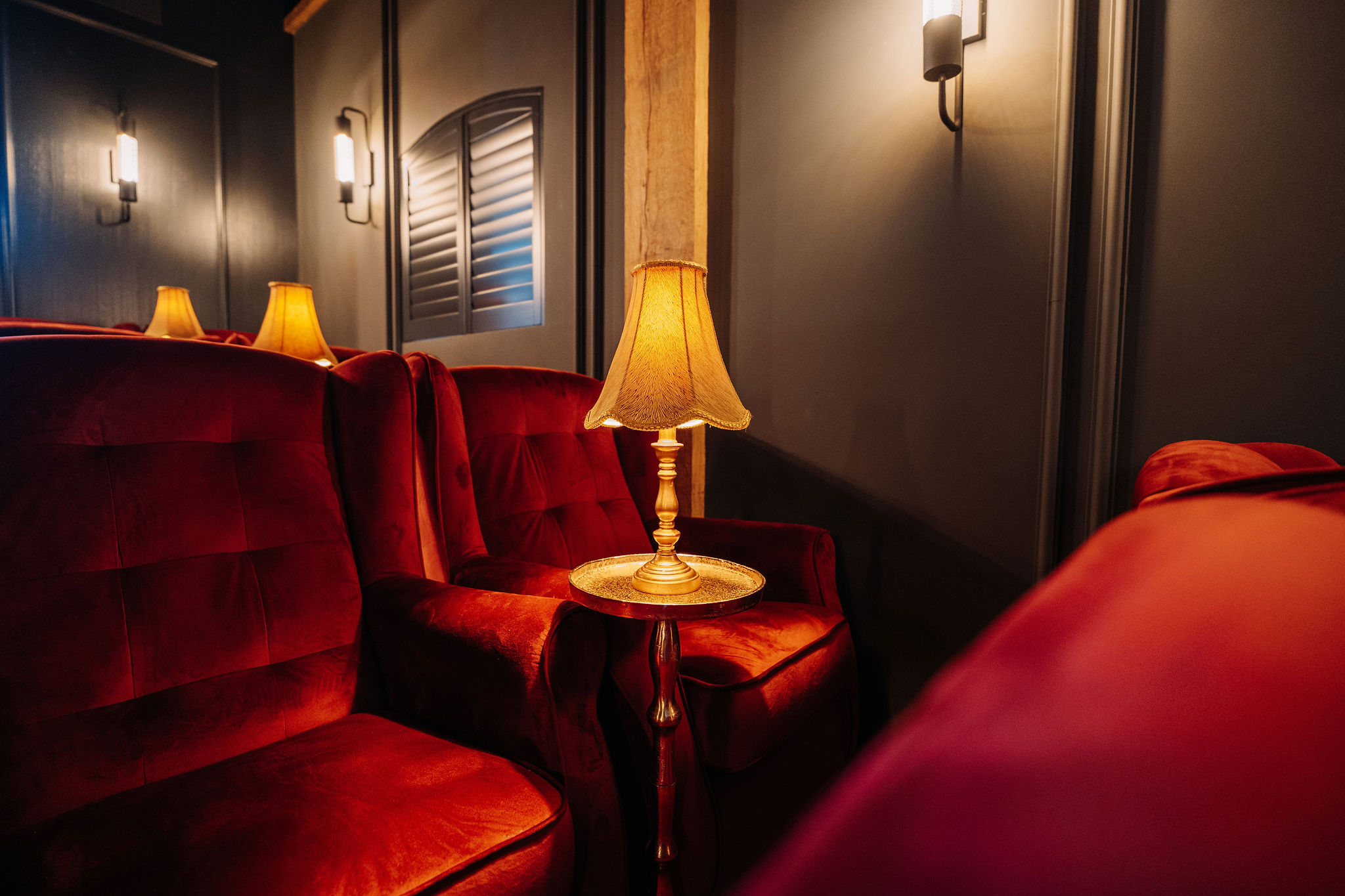 DekkerKozijnen 310326 59 De goudkleurige retro lampjes en tafeltjes waren een idee van Marieke zelf.