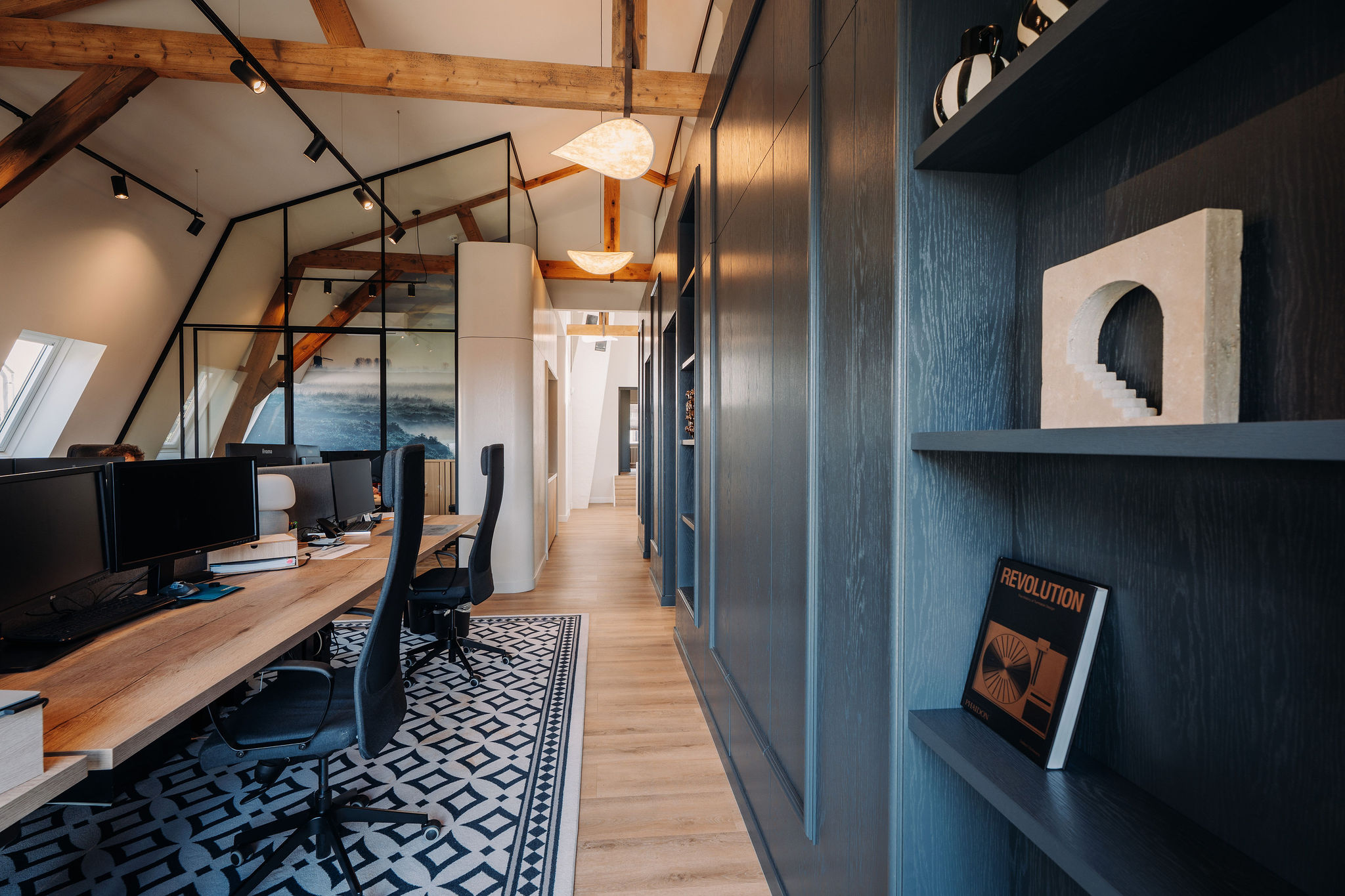 DekkerKozijnen 310326 61 Maatwerk kasten met ronde hoeken stralen veel sfeer en kwaliteit uit. Gebruik van glas geeft openheid en ruimtelijkheid aan de ruimte.