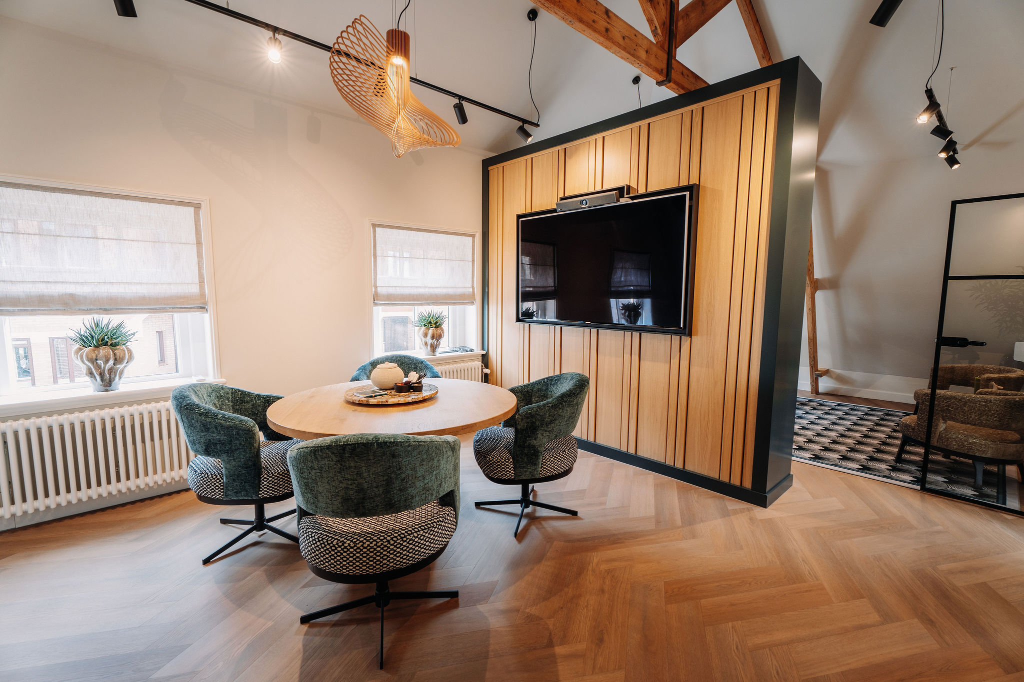 DekkerKozijnen 310326 70 Werk- en vergaderruimte worden van elkaar gescheiden door een losse wand.