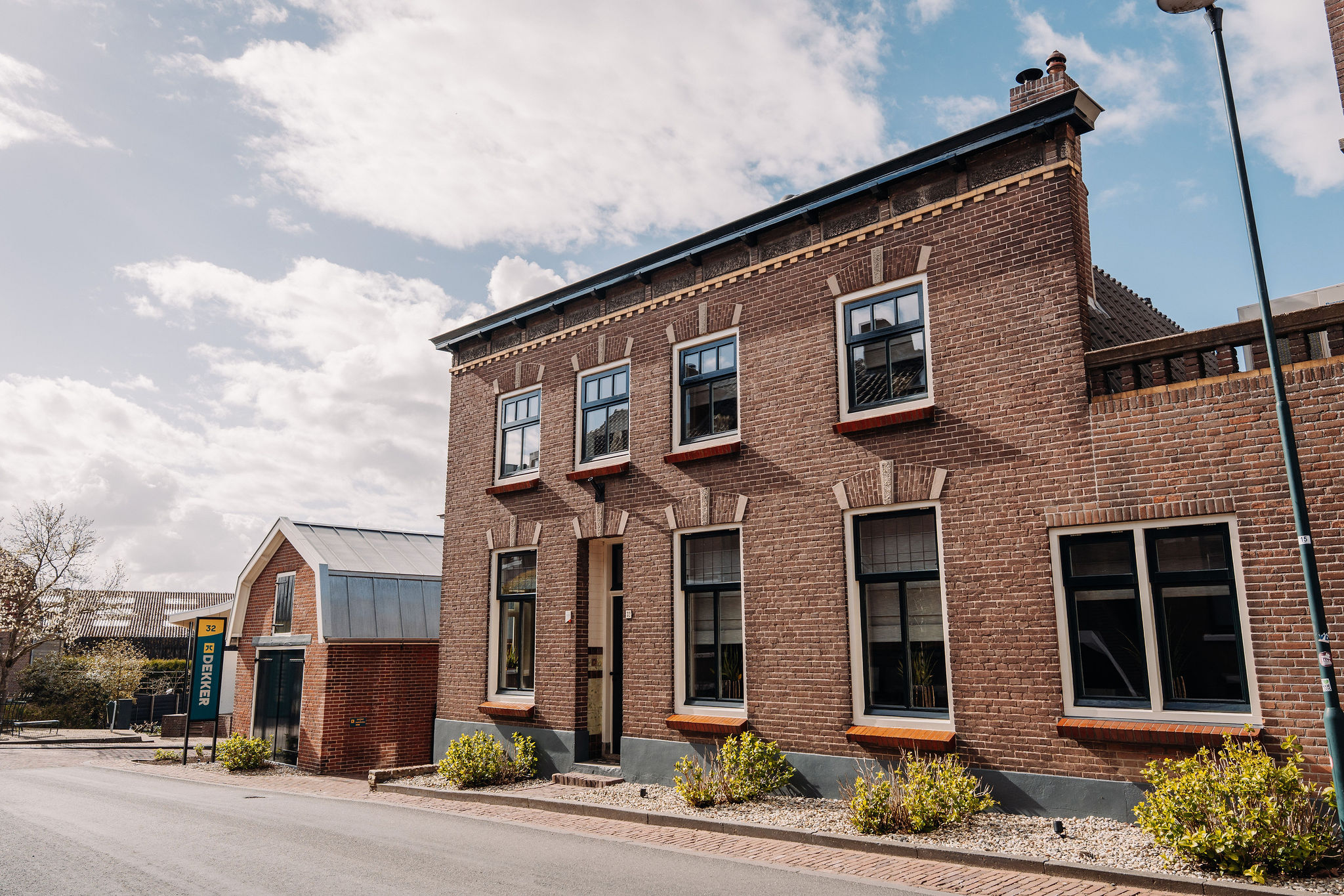 DekkerKozijnen 310326 80 Het monumentale pand in het centrum van Noordeloos.