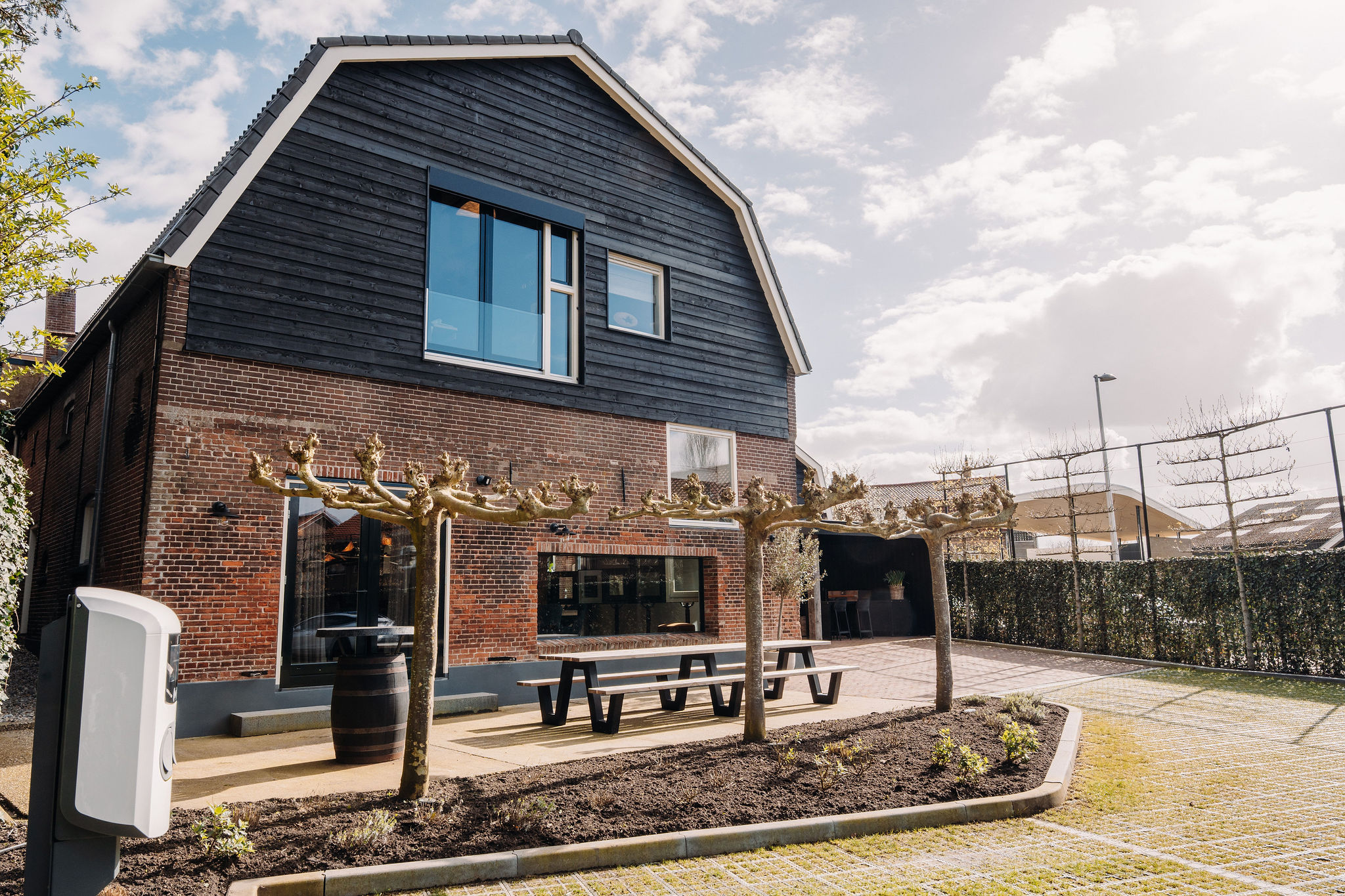 DekkerKozijnen 310326 83 Achterzijde van het monumentale pand (voormalige woonboerderij).