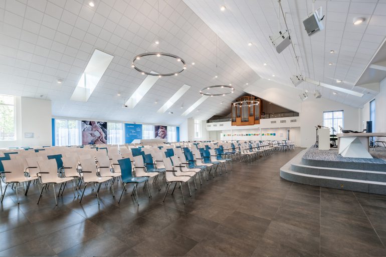 Interieur nieuwe kerkzaal - ontwerp door interieurarchitect Bikker