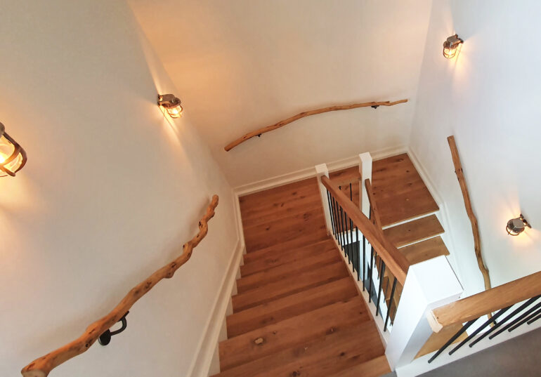 Interieur landelijke woning houten trap