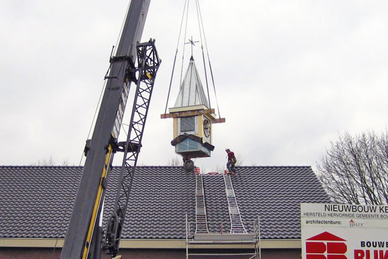 Plaatsing van de kerktoren tijdens de nieuwbouw