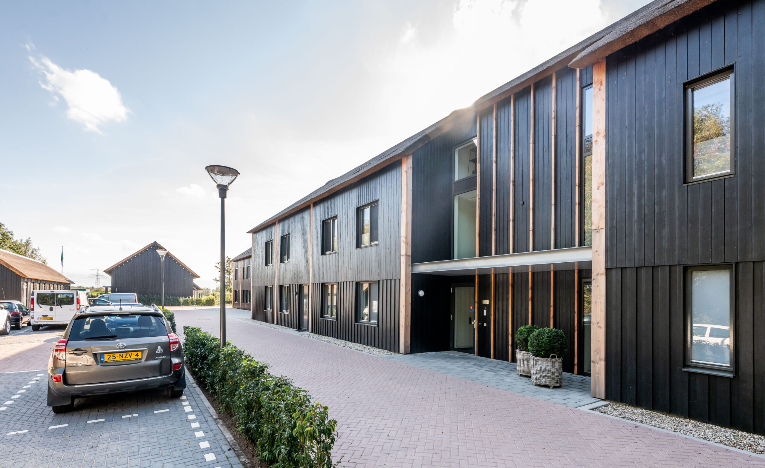 Landelijke architectuur appartementen rieten dak zwarte planken