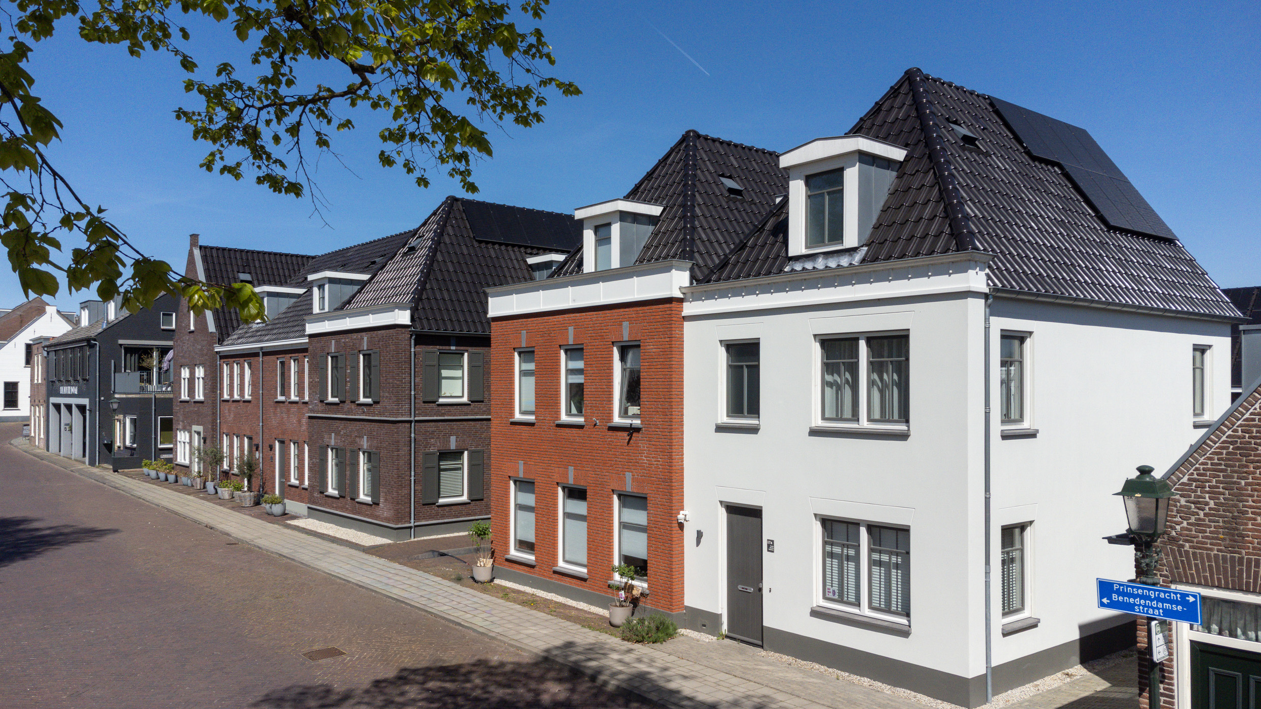 Mooie diversiteit in gevels op voormalig faabrieksterrein.