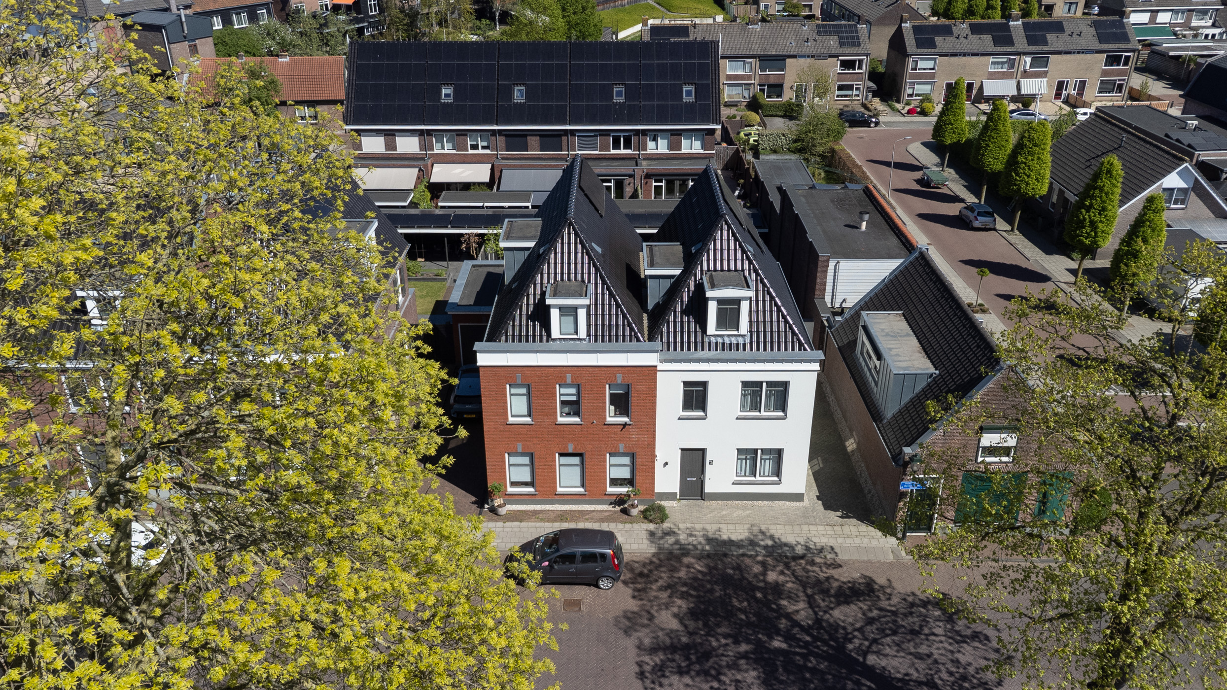 Statige herenhuizen aan de voorzijde van het voormalige fabrieksterrein.
