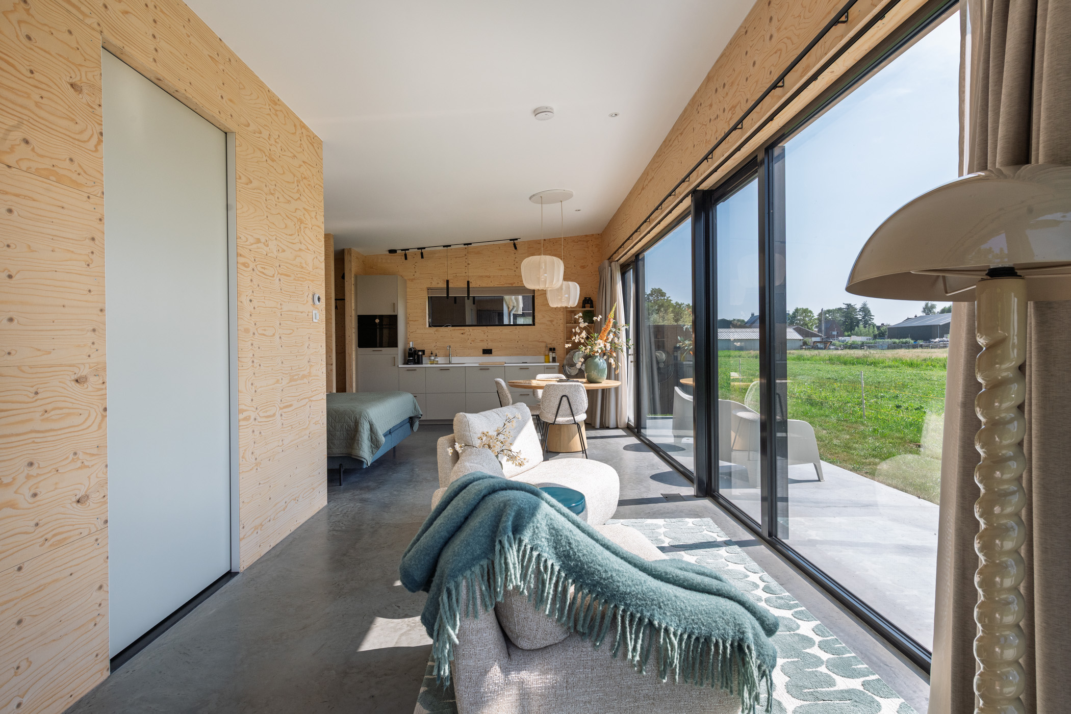 Interieur moderne houten vakantiewoning met grote raampartij