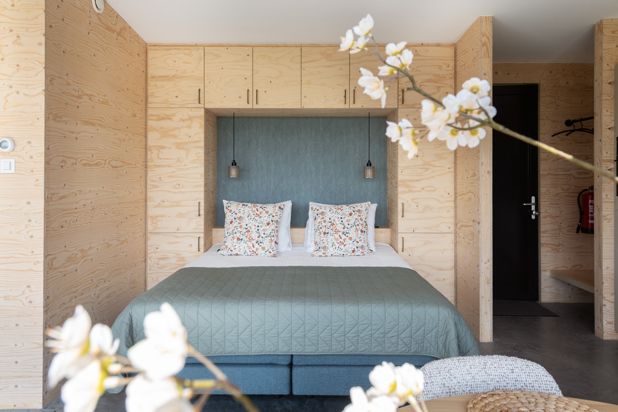 Houten inbouwkast in slaapkamer met nis