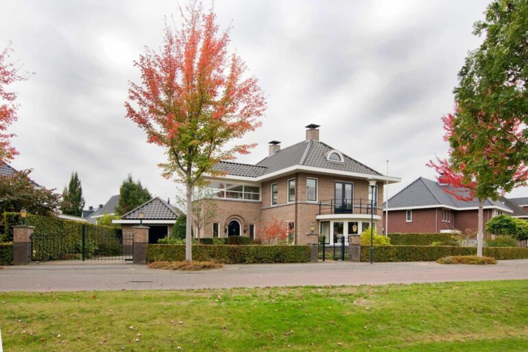 Straatbeeld jaren 30 woning nieuwbouw