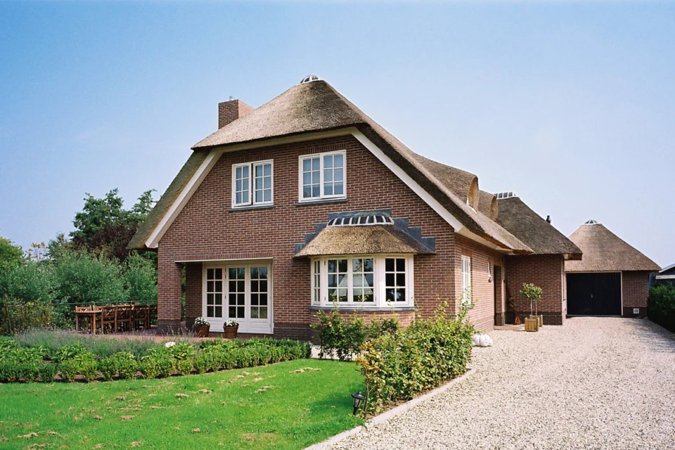 Landelijk huis met rieten dak
