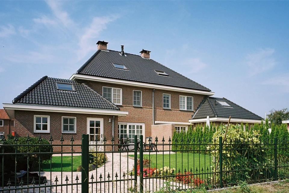 Achtergevel van de 2 onder 1 kapwoningen