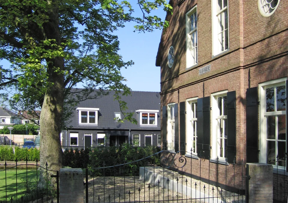 Doorzicht langs de boerderij op de starterswoningen Doorzicht langs de boerderij op de starterswoningen