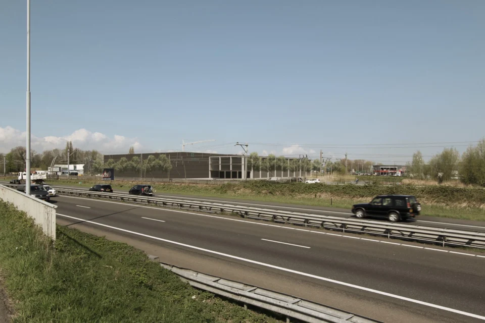 Aanzicht bedrijfspand vanaf snelweg A15 Aanzicht bedrijfspand vanaf snelweg A15
