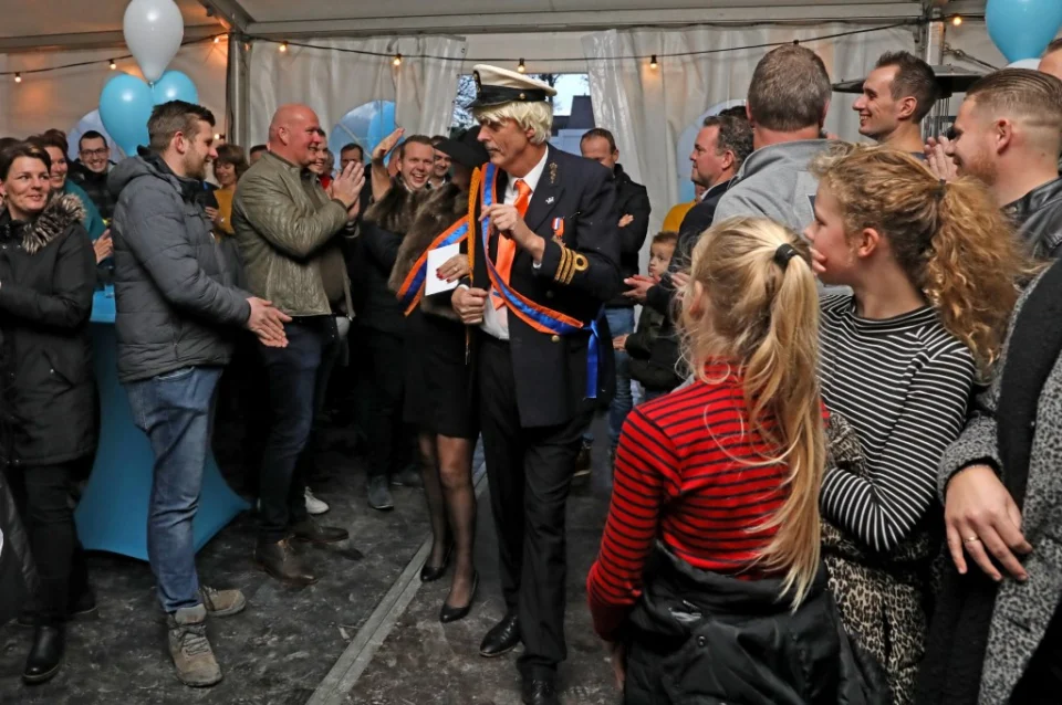 De 'koning' en 'koningin' namen waren onderdeel van de feestelijke eerste paal