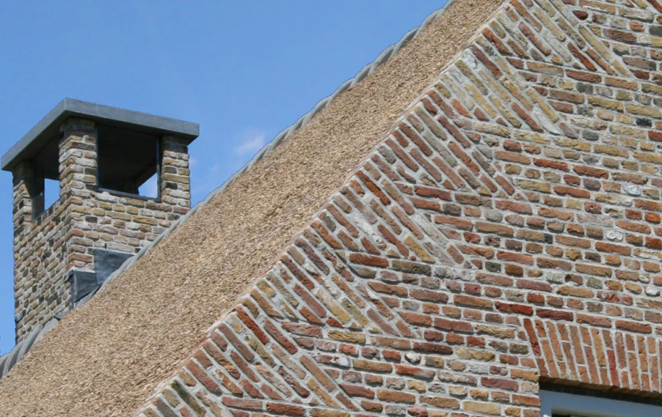 Details in het metselwerk met ijsselsteentjes