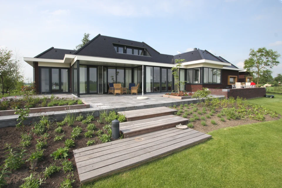 Achterzijde moderne semi-bungalow Achterzijde moderne semi-bungalow
