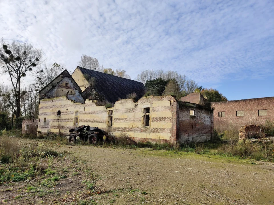 Huidige situatie van de voorgevel bij de rijksmonumentale carréboerderij in Limburg Huidige situatie van de voorgevel bij de rijksmonumentale carréboerderij in Limburg