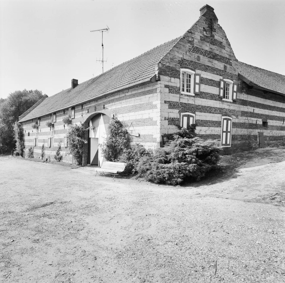 Foto van de voorgevel van de carréboerderij uit 1991 - Bron: beeldbank RCE Foto van de voorgevel van de carréboerderij uit 1991 - Bron: beeldbank RCE