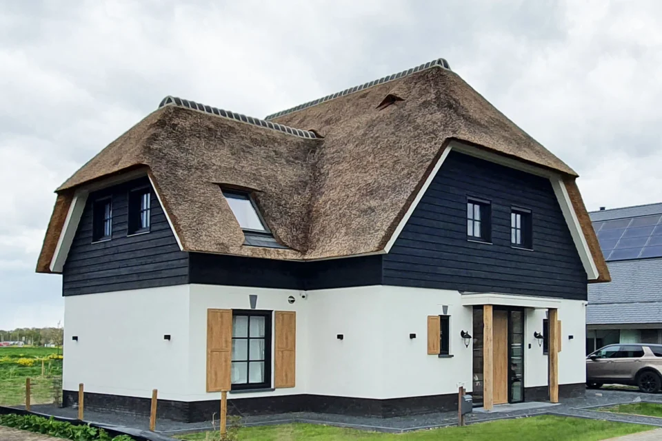 Landelijke woning wit gestuct rieten dak
