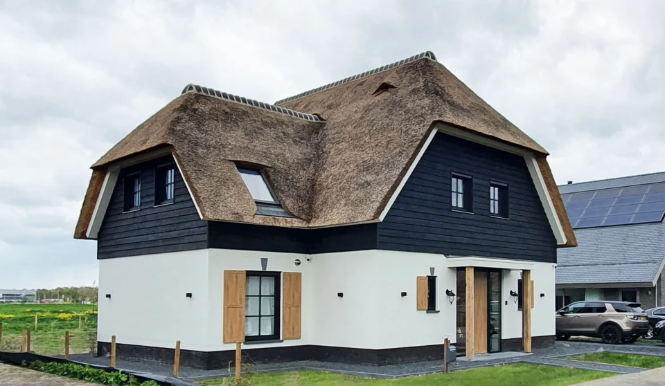 Landelijke woning wit gestuct rieten dak Landelijke woning wit gestuct rieten dak