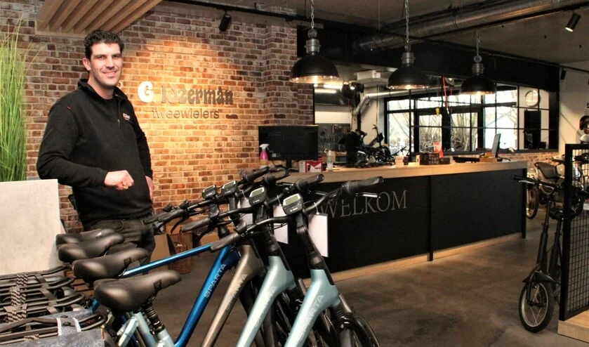 cees ijzerman winkel bikker architect Eigenaar Cees IJzerman in zijn nieuwe winkel, ontworpen door Architektenburo Bikker BV