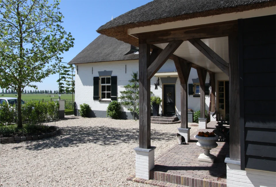 Boerderij verbouwen - veranda met eiken kolommen Boerderij verbouwen - veranda met eiken kolommen