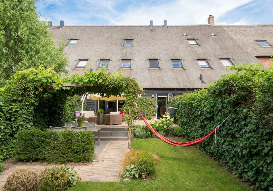 Tuin na renovatie van de boerderij