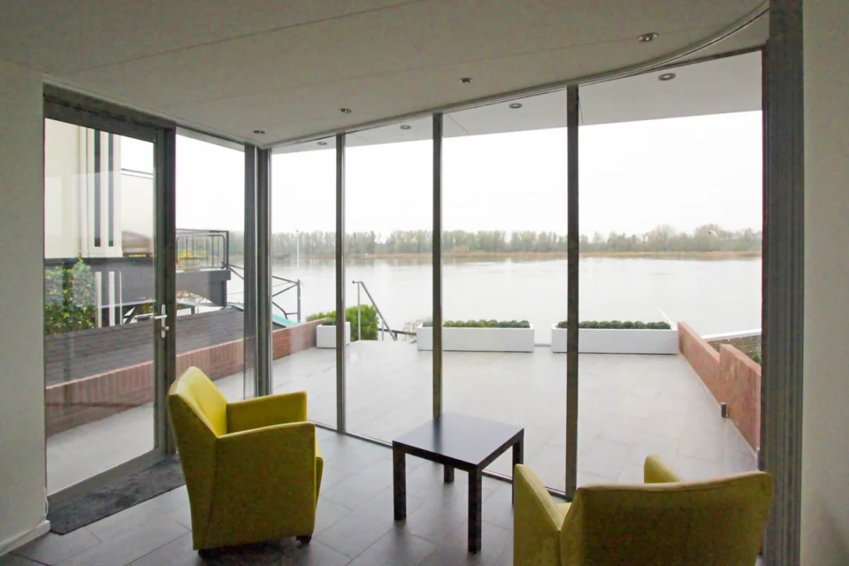 Uitzicht vanuit moderne aanbouw Uitzicht vanuit moderne aanbouw