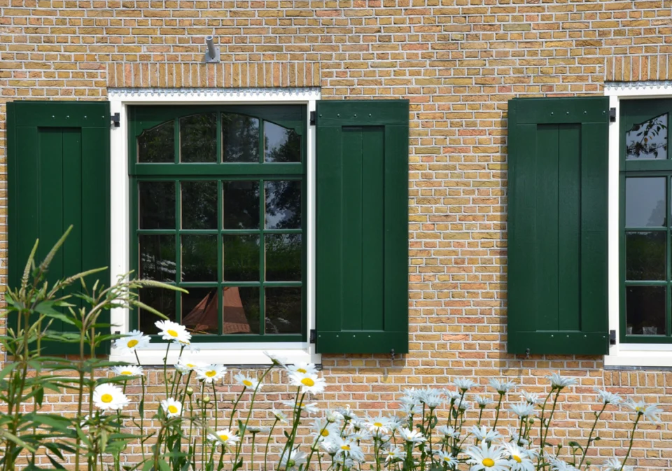 Kozijnen ramen en luiken bij verbouwde boerderij