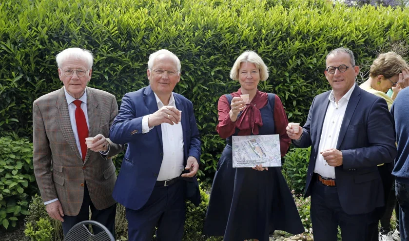 Overhandiging van het bidboek aan de gedeputeerde van de provincie Zuid-Holland