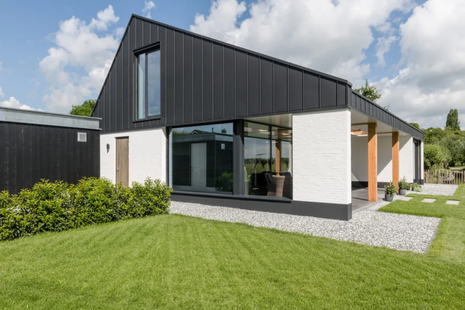 zijgevel moderne woning zink gevels wit gekeimd architect bikker
