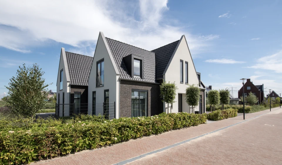 Moderne villa vanaf de weg