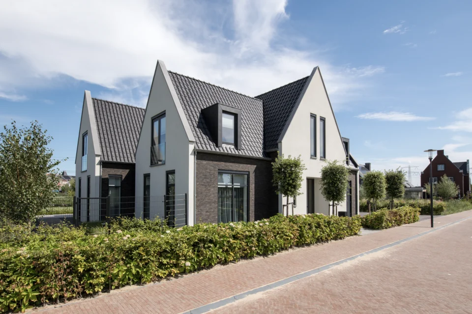 Moderne villa vanaf de weg