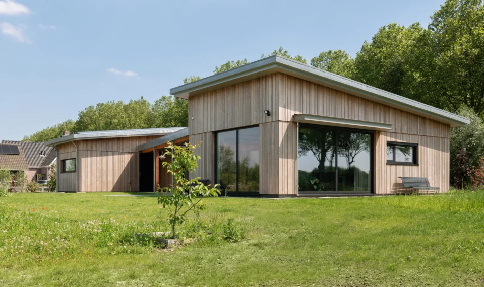 Aanzicht woning houtbouw achterzijde Aanzicht woning houtbouw achterzijde
