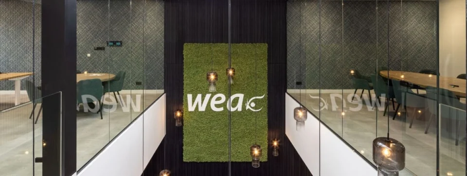 Natuurlijk licht door grote raampartijen Modern en warm interieur