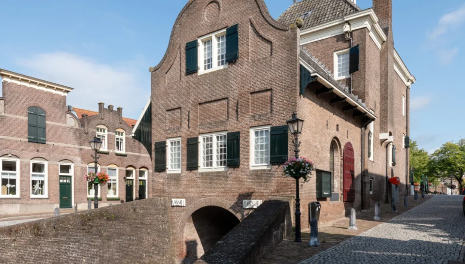 Stadhuis Nieuwpoort straatbeeld