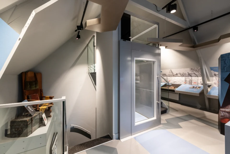Lift op de bovenverdieping van het museum Lift op de bovenverdieping van het museum