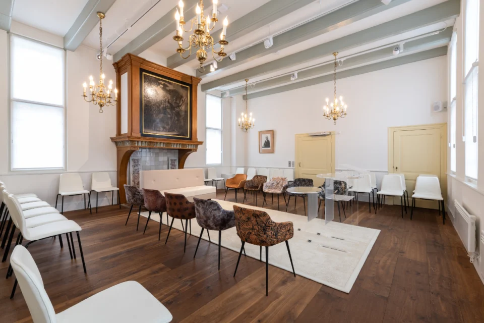 In de trouwzaal zijn materialen en kleuren afgestemd In de trouwzaal zijn materialen en kleuren afgestemd