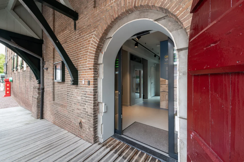 Prachtige historische ingang van het stadhuis van Nieuwpoort Prachtige historische ingang van het stadhuis van Nieuwpoort